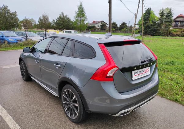 Volvo V60 Cross Country cena 69900 przebieg: 191000, rok produkcji 2017 z Płock małe 254